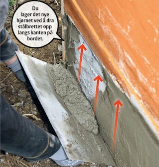 Pusse grunnmur: Trekk på mørtel mot hjørnet Pusse grunnmur: Trekk på mørtel mot hjørnet